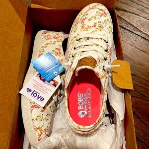 New pair women’s BOBS size 9